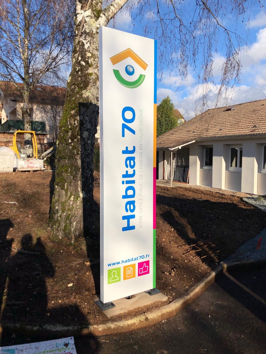 AGIPUB : 30 ans d’expertise en communication visuelle à Besançon - Totem HABITAT 70